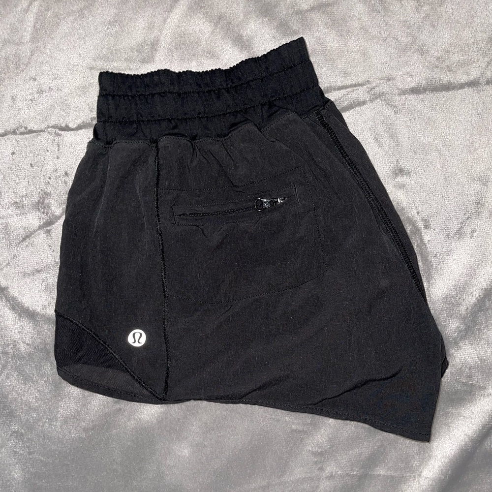Lululemon size 6 Hotty Hot Low-Rise Lined Short 2.5"